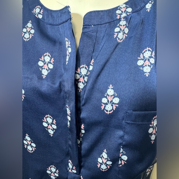 NWOT Liz Claiborne Satin Floral Tunic Blouse in Navy - Picture 7 of 12